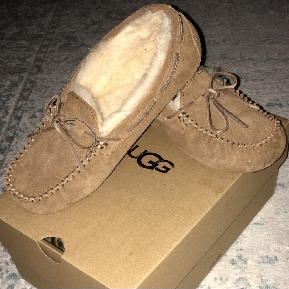 🎉UGG kids Dakota moccasins